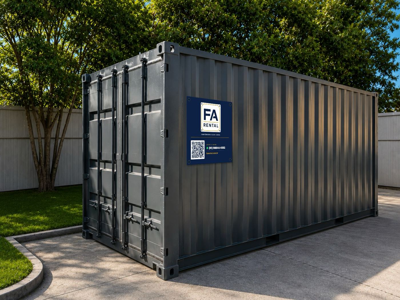 Contêiner de depósito de 20 pés da FA Rental, com portas duplas e barras de travamento na extremidade e a placa de identificação da marca na lateral